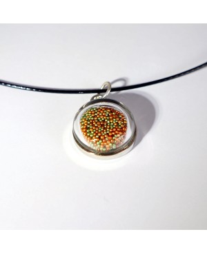 Pendentif en microbilles oranges et vertes Pendentifs sur support métallique