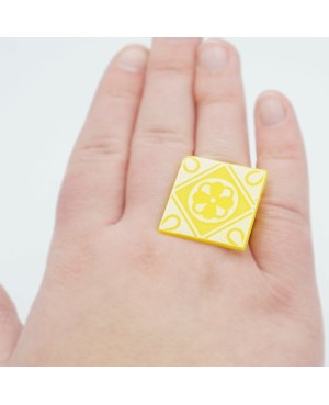 Bague fantaisie carré jaune imitation faïence Bagues gourmandes et en pâte polymère