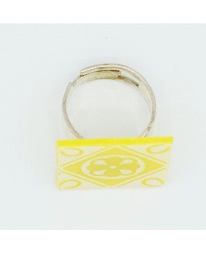 Bague fantaisie carré jaune imitation faïence Bagues gourmandes et en pâte polymère