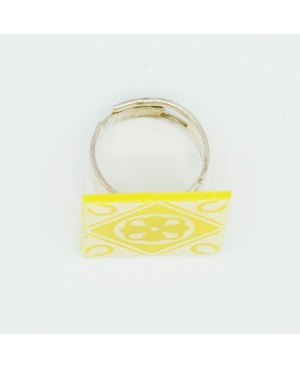 Bague fantaisie carré jaune imitation faïence Bagues gourmandes et en pâte polymère
