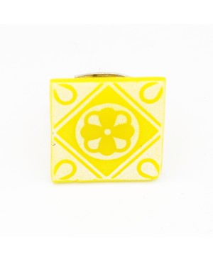 Bague fantaisie carré jaune imitation faïence Bagues gourmandes et en pâte polymère