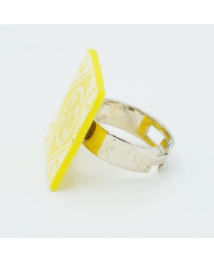 Bague fantaisie carré jaune imitation faïence Bagues gourmandes et en pâte polymère