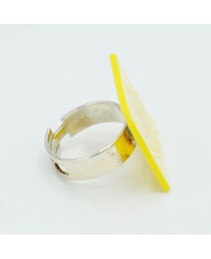 Bague fantaisie carré jaune imitation faïence Bagues gourmandes et en pâte polymère