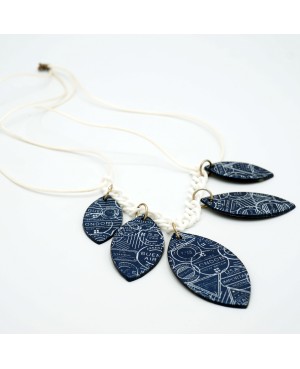 Collier fantaisie mi-long bleu et blanc Colliers mi-longs