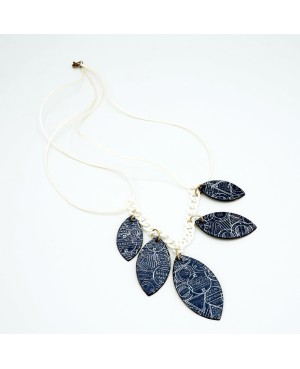 Collier fantaisie mi-long bleu et blanc Colliers mi-longs