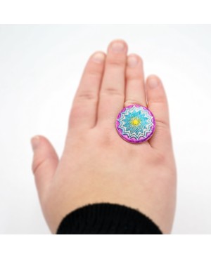 Bague fantaisie avec un mandala jaune, bleu et violet Bagues gourmandes et en pâte polymère