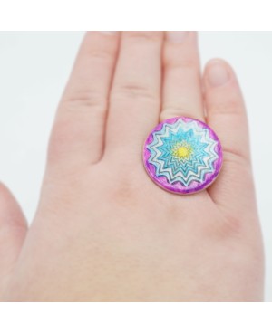 Bague fantaisie avec un mandala jaune, bleu et violet Bagues gourmandes et en pâte polymère