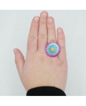 Bague fantaisie avec un mandala jaune, bleu et violet Bagues gourmandes et en pâte polymère