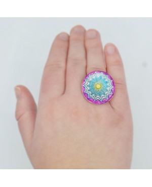 Bague fantaisie avec un mandala jaune, bleu et violet Bagues gourmandes et en pâte polymère