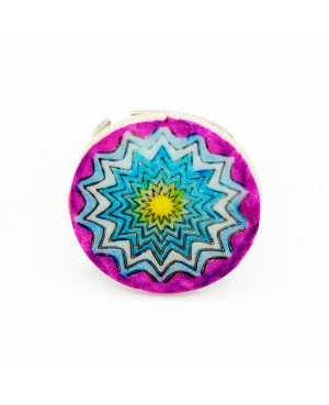 Bague fantaisie avec un mandala jaune, bleu et violet Bagues gourmandes et en pâte polymère