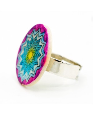 Bague fantaisie avec un mandala jaune, bleu et violet Bagues gourmandes et en pâte polymère