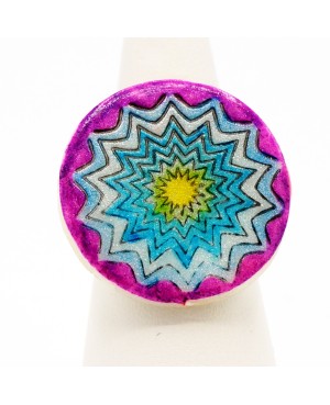 Bague fantaisie avec un mandala jaune, bleu et violet Bagues gourmandes et en pâte polymère