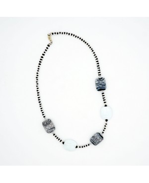 Collier noir et blanc ras-le-cou entièrement réalisé à la main Colliers ras-le-cou