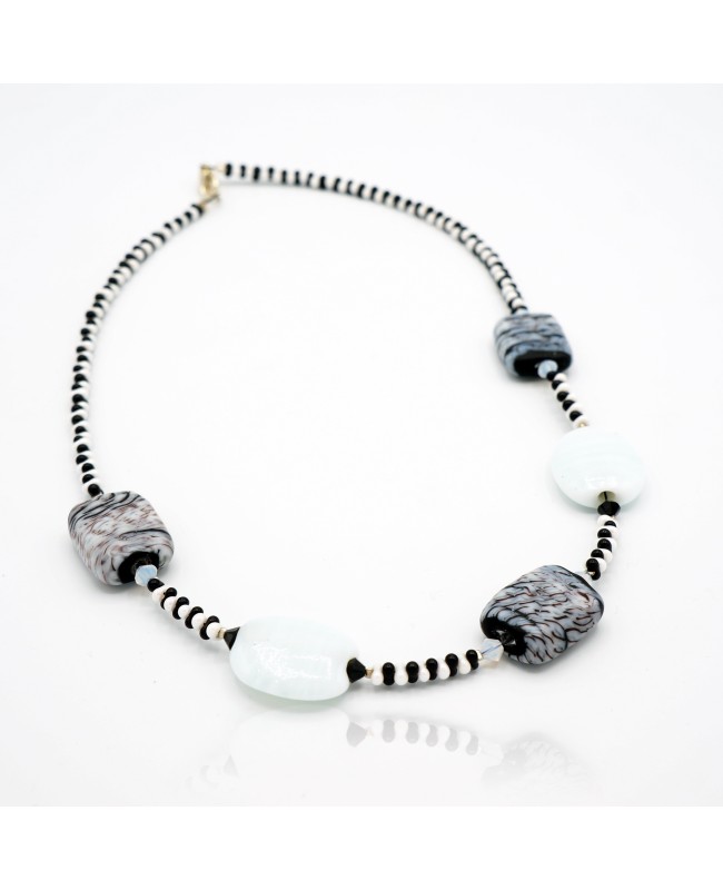 Collier noir et blanc ras-le-cou entièrement réalisé à la main Colliers ras-le-cou