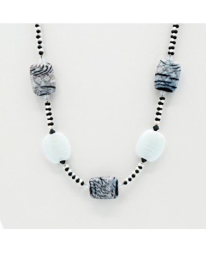 Collier noir et blanc ras-le-cou entièrement réalisé à la main Colliers ras-le-cou