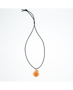 Collier avec un pendentif coquille Saint Jacques Colliers mi-longs