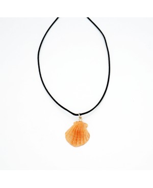 Collier avec un pendentif coquille Saint Jacques Colliers mi-longs