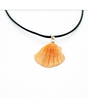 Collier avec un pendentif coquille Saint Jacques Colliers mi-longs