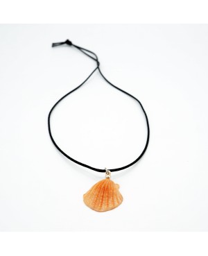 Collier avec un pendentif coquille Saint Jacques Colliers mi-longs