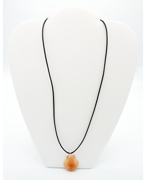 Collier avec un pendentif coquille Saint Jacques Colliers mi-longs