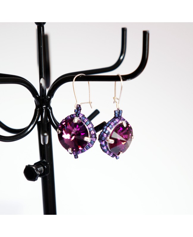 Boucles d'oreilles violettes avec cabochon et perles tissées