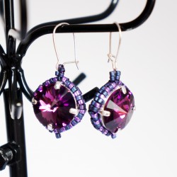 Boucles d'oreilles violettes avec cabochon et perles tissées
