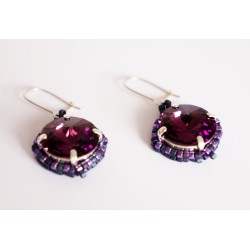 Boucles d'oreilles violettes avec cabochon et perles tissées