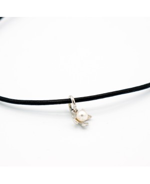 Pendentif perle nacrée sur cordon cuir – Collier ras-du-cou métal argenté femme
