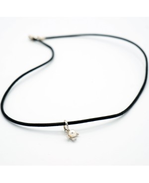 Pendentif perle nacrée sur cordon cuir – Collier ras-du-cou métal argenté femme