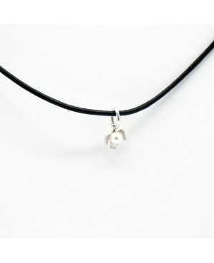 Pearly bead pendant on leather cord – Silver-toned metal choker necklace for women