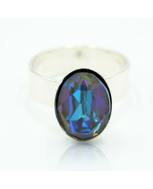 Bague solitaire ovale bleu avec support en argent.