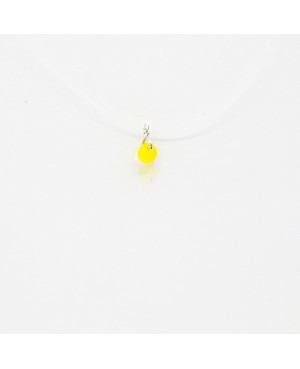 Collier ras-du-cou avec un très petit pendentif rond en cristal jaune transparent monté sur un fil nylon invisible