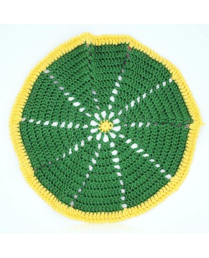 Napperon réalisé au crochet, légèrement ajouré, vert et bordure jaune