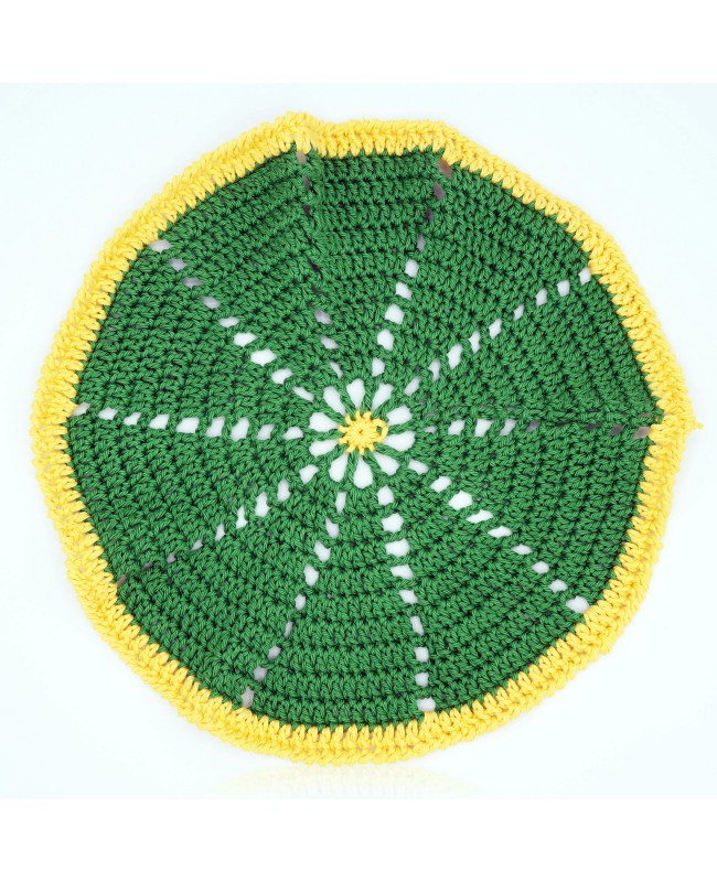 Napperon réalisé au crochet, légèrement ajouré, vert et bordure jaune