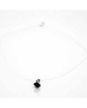 Très petit pendentif noir facetté avec cordon fil câblé blanc