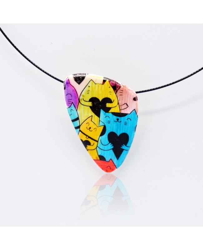 Collier ras-le-cou avec pendentif multicolore chats et cœurs