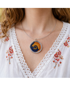 Blue and orange round swirl-effect pendant choker necklace – Handmade fashion jewelry