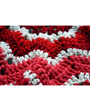 82 cm Red and White Rosette Rug – Round Crochet Rug