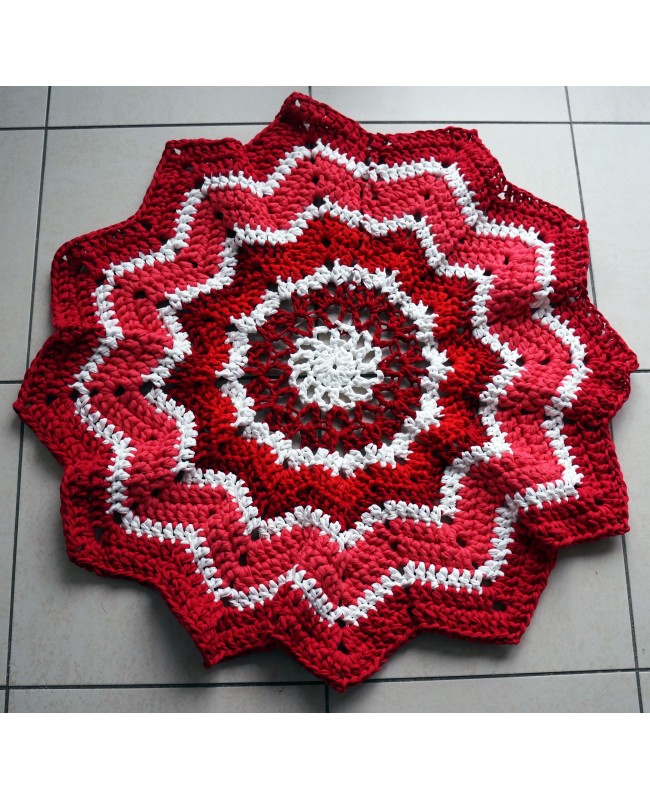 Tapis en forme d'étoile ou rosace réalisé au crochet.