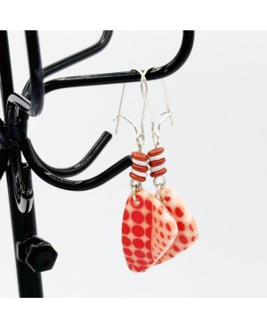 Boucles d’oreilles pendantes blanches à pois rouges en argile polymère