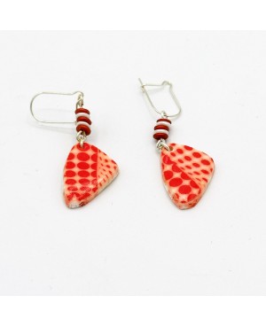Boucles d’oreilles pendantes blanches à pois rouges en argile polymère