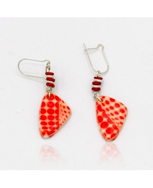 Boucles d’oreilles pendantes blanches à pois rouges