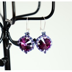 Petites boucles d'oreilles rondes violettes en perles de cristal et délicas