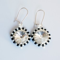 Petites boucles d'oreilles rondes "noir et blanc" en perles de cristal et délicas