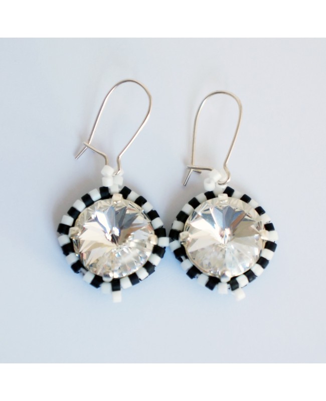 Petites boucles d'oreilles rondes "noir et blanc" en perles de cristal et délicas