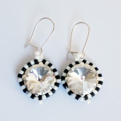Petites boucles d'oreilles rondes "noir et blanc" en perles de cristal et délicas